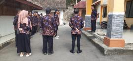 APEL PAGI HARI SENIN PEMERINTAH KALURAHAN MONGGOL DENGAN PENGGUNAAN SERAGAM BATIK SELAMA BULAN OKTOB